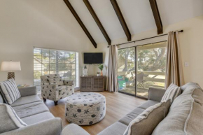 Bright Miramar Beach Condo - Walk to Beach!